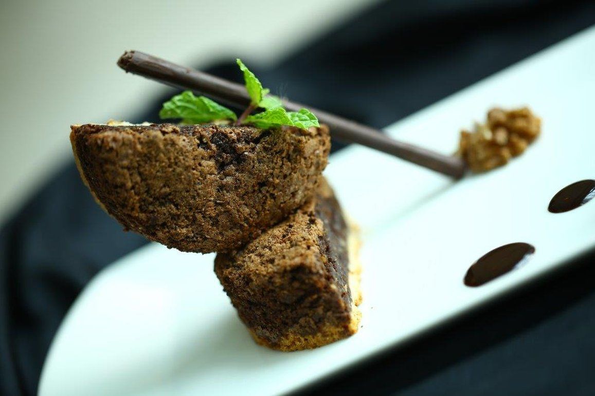 Vivanta Chennai It Expressway Omr Εστιατόριο φωτογραφία A chocolate cake
