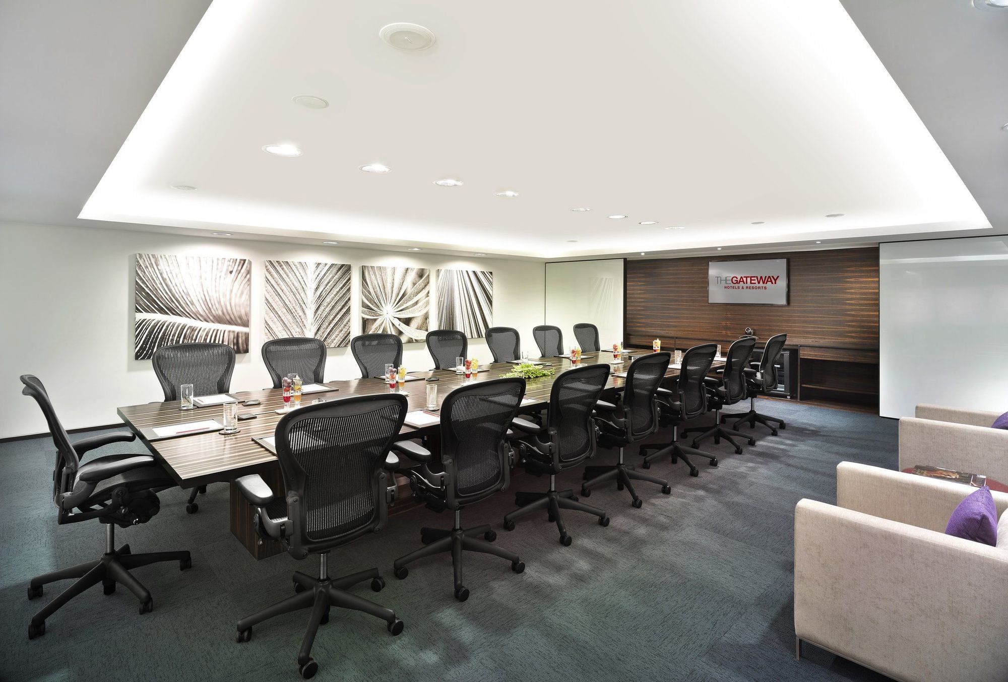 Vivanta Chennai It Expressway Omr Ανέσεις φωτογραφία Meeting room at the office of a law firm in Singapore